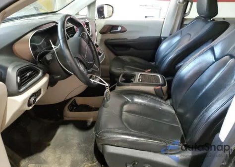 2017 Chrysler Pacifica Touring L Plus z USA, uszkodzony, nr VIN 2C4RC1EG8HR796878